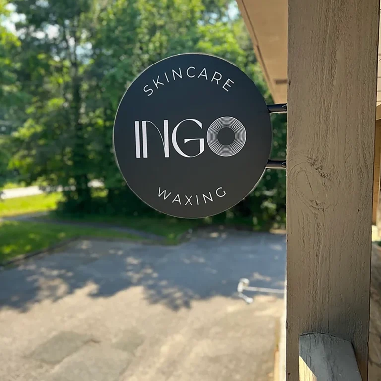 Duvara asılı ışıksız özel tasarım fener tabela (Blade Sign) örneği.