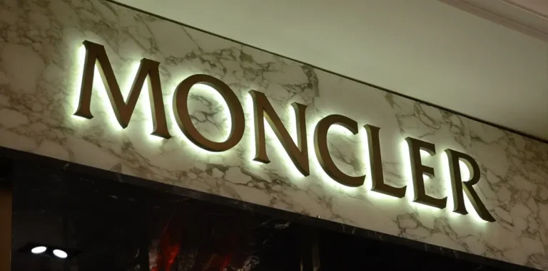 Moncler markasının vitrininde kullanılan arkadan aydınlatmalı paslanmaz çelik kutu harf tabela.