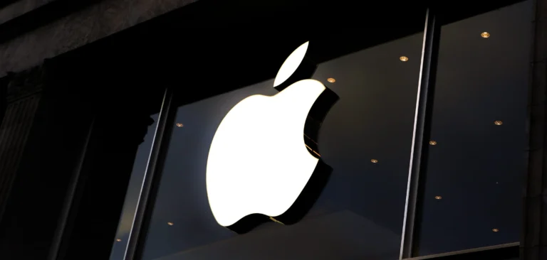 Apple mağazasının minimalist önden aydınlatmalı akrilik logosu.