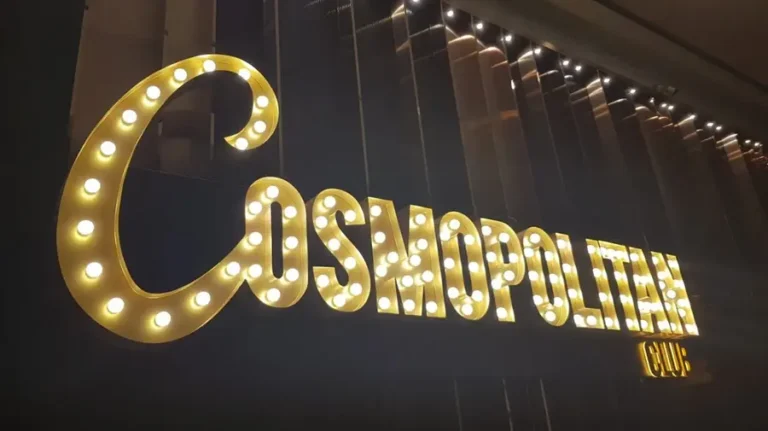 Cosmopolitan markası için üretilmiş retro ampullü kutu harf tabela uygulaması.