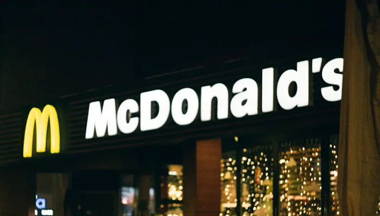 McDonald's mağazasında kullanılan komple ışıklı sarı akrilik kutu harf amblemi.