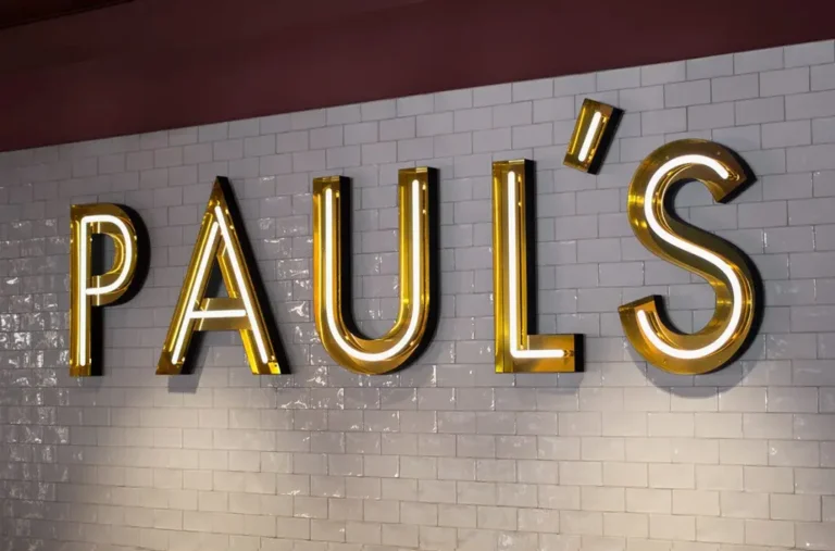 Paul restoranı için üretilmiş paslanmaz çelik üzeri neon kutu harf tabela.