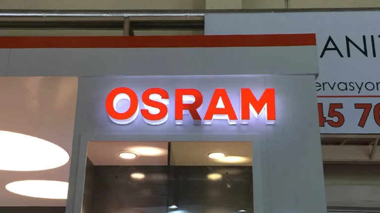 Dar açılı LED kullanımı nedeniyle ön yüzeyinde ışık patlamaları ve gölgeler oluşan hatalı kutu harf örneği.