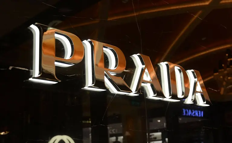 Prada markasının yandan ışık sızdıran şık kutu harf tabelası.