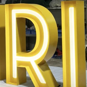 önü açık ve neon ledlerle aydınlatılmış metal kutu harf