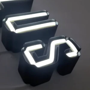 siyah boyalı kutu harf tabelanın içine neon ledler eklenmiş